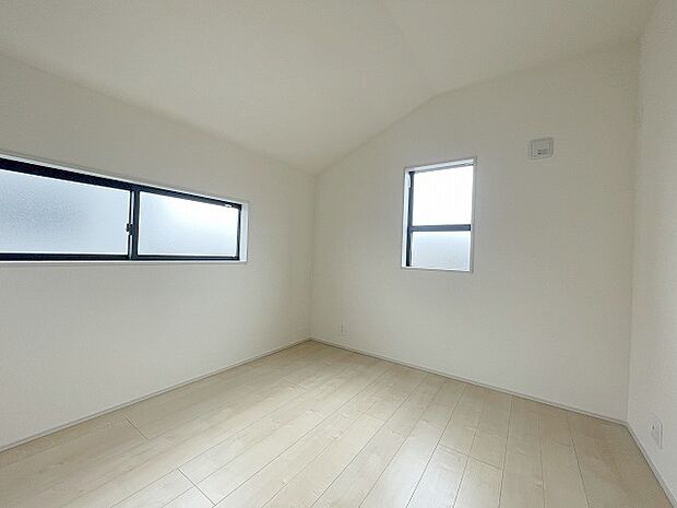 勾配天井の2階のお部屋。この勾配の角度がお洒落な雰囲気を感じさせてくれます。