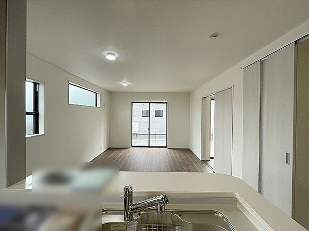 カウンターキッチンならではの開放的な見通し、全体が見渡せることでご家族の団欒スペースもより明るく笑顔が溢れる空間となります。