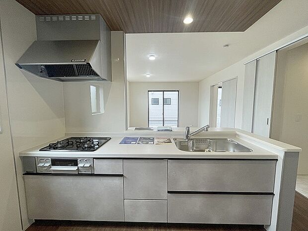 お料理をしながらリビングの家族やゲストとの会話が楽しめるカウンタータイプのキッチン。毎日のお料理を楽しく快適に。