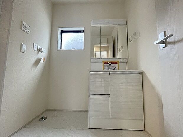 使いやすいタイプの洗面化粧台のあるランドリースペース