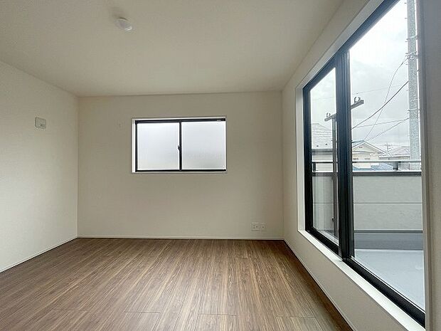 洋室はモダンなデザインと機能性を備え、快適な生活空間に。明るい窓から差し込む自然光が広々とした空間をさらに明るく開放的に感じさせます。