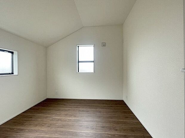 勾配天井の2階のお部屋。この勾配の角度がお洒落な雰囲気を感じさせてくれます。