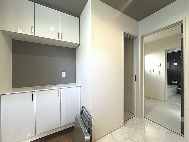 玄関は家の第一印象を左右する重要な場所。ほどよい広さとスタイリッシュな色遣いが印象的です。