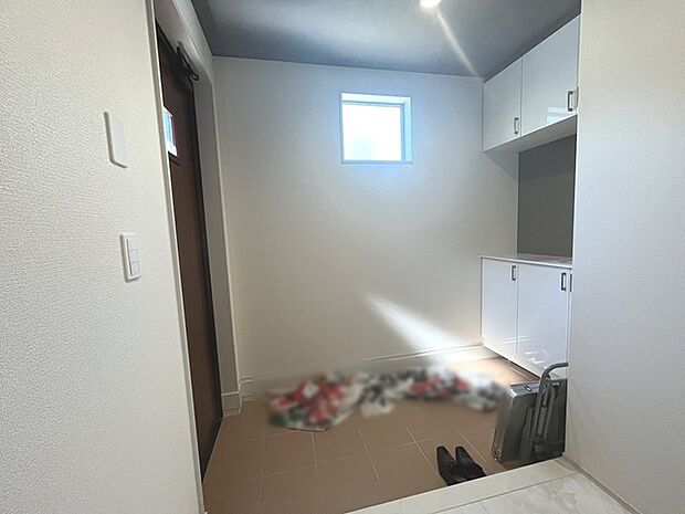 実際に室内をご見学頂くと生活のイメージが広がると思います。家具を置いたイメージや窓からの景色など。周辺で販売に出している物件も一緒にまとめてご見学頂き、比較する事もできます。