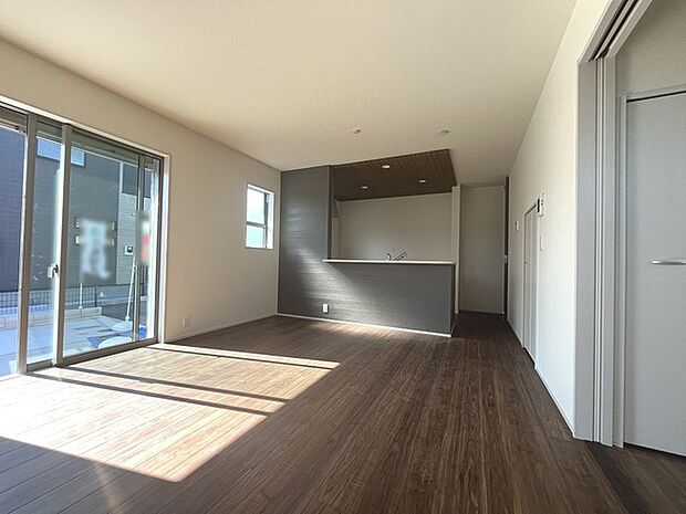 家族みんなが集まるリビング。広さを重視した家族全員が集まれるリビングは、住む上で大事な空間になります。