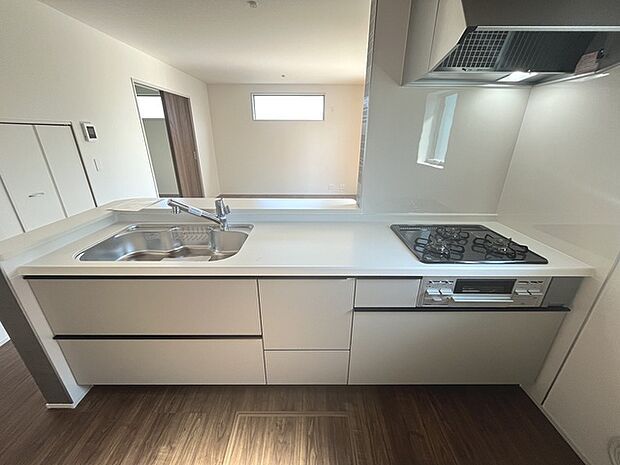 お料理をしながらリビングの家族やゲストとの会話が楽しめるカウンタータイプのキッチン。毎日のお料理を楽しく快適に。