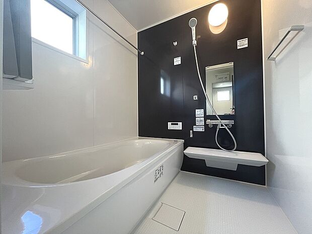 一日の疲れを癒してくれるゆったりとしたバスルームです。