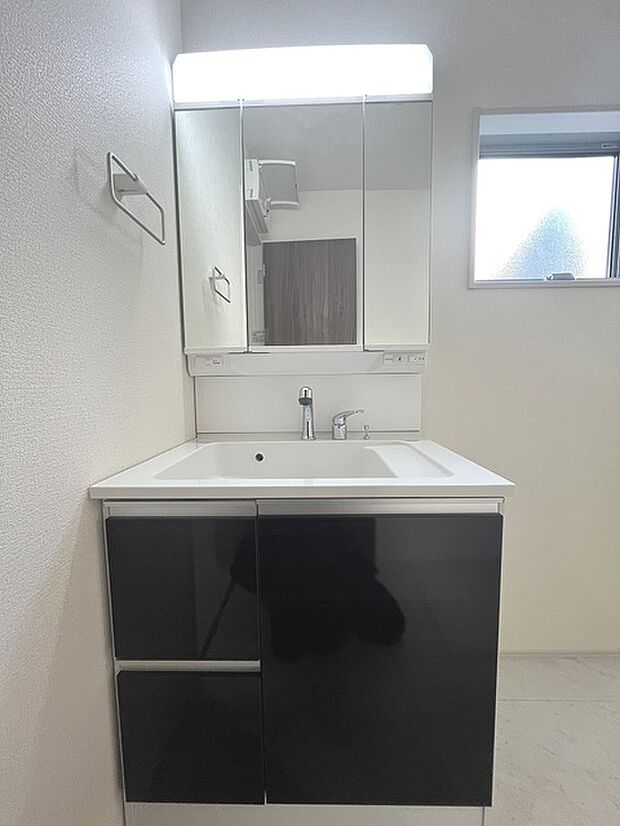 三面鏡に洗面台。 コンセントに照明機能、多機能性を備えた設備です。