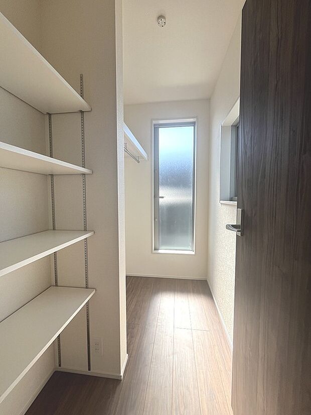 豊富な収納スペースもこの物件の特長の一つ。各所に収納が完備されており、生活をスッキリと整えることができます。