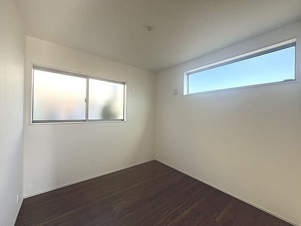 実際に室内をご見学頂くと生活のイメージが広がると思います。家具を置いたイメージや窓からの景色など。周辺で販売に出している物件も一緒にまとめてご見学頂き、比較する事もできます。