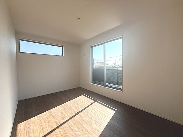 実際に室内をご見学頂くと生活のイメージが広がると思います。家具を置いたイメージや窓からの景色など。周辺で販売に出している物件も一緒にまとめてご見学頂き、比較する事もできます。