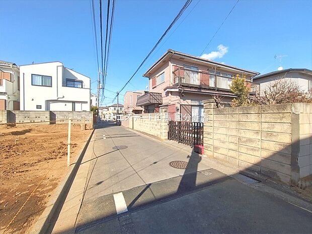 安心して暮らすことのできる住宅街。　住宅地の道路は一般に交通量が少なく車などの騒音が少ないため、住民にとって静かな生活環境が提供されます。 