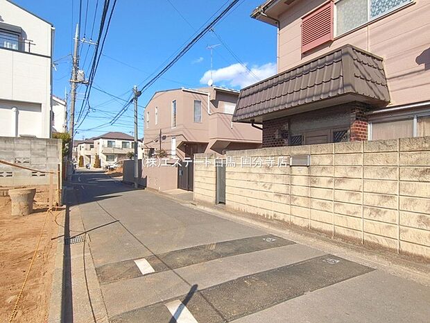 安心して暮らすことのできる住宅街。 住宅地の道路は一般に交通量が少なく車などの騒音が少ないため、住民にとって静かな生活環境が提供されます。