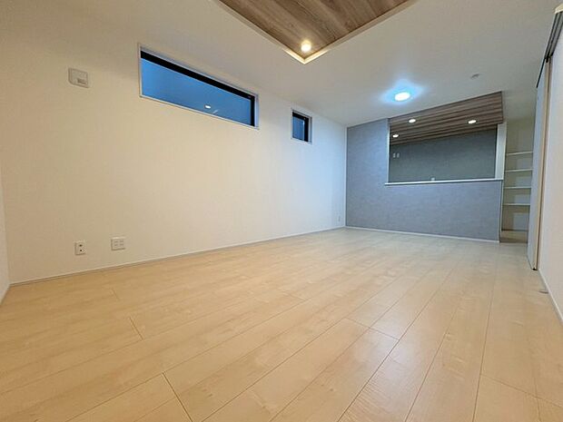 家族の集まるリビングは気持ちの良い自然光が差し込む団欒空間。室内のご見学予約も随時、受付中ですのでお気軽にお問合せください。 