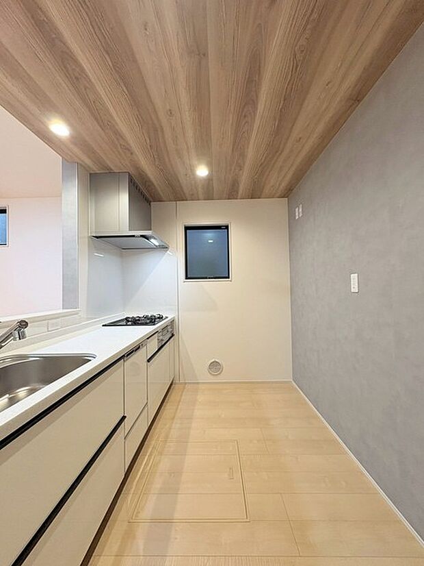 キッチンコンロスペースの近くには、空気の入れ替えが可能な開口部を設置!! お料理をする際には、換気扇を回しながら匂いが籠らない様に開放してお料理もお楽しみ頂けます。