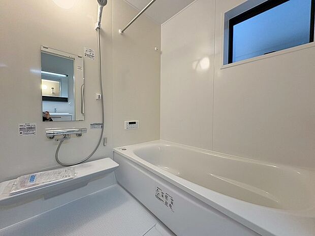 一日の疲れを癒してくれるゆったりとしたバスルームです。