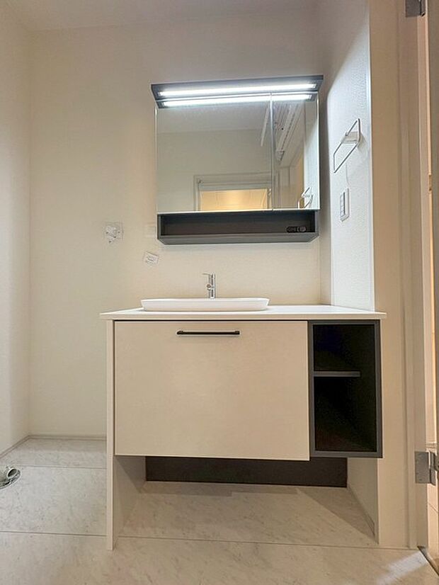 使いやすいタイプの洗面化粧台のあるランドリースペース 