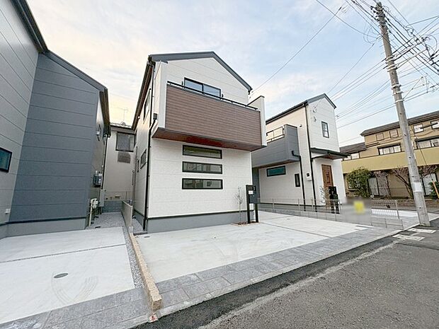 周辺の街並みの中で適度な主張、生活に溶け込むシンプルなデザインの外観が魅力の一戸建です。