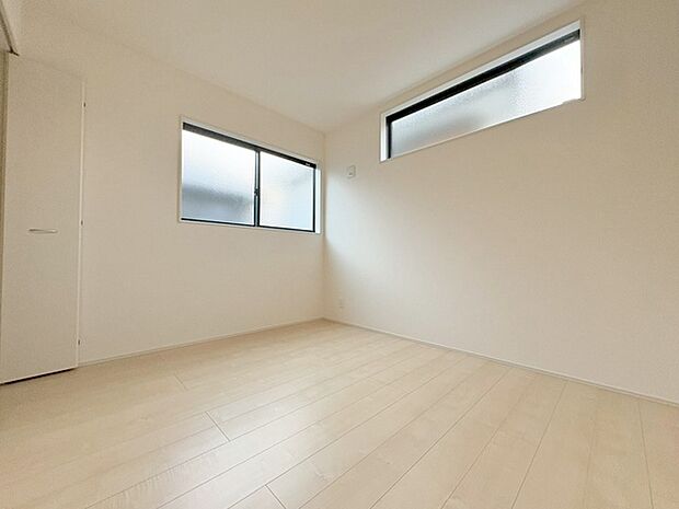 洋室はモダンなデザインと機能性を備え、快適な生活空間に。明るい窓から差し込む自然光が広々とした空間をさらに明るく開放的に感じさせます。