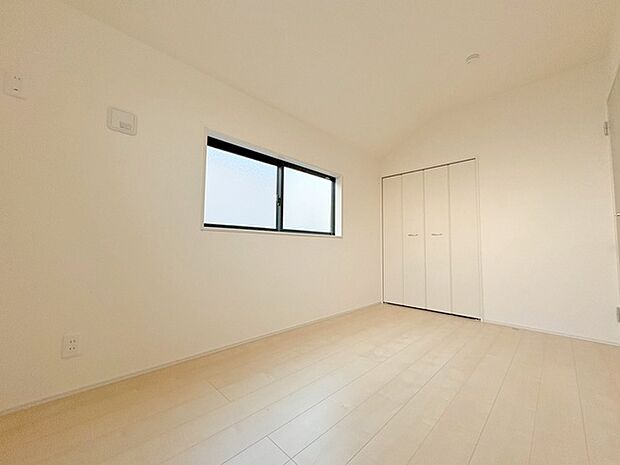 実際に室内をご見学頂くと生活のイメージが広がると思います。家具を置いたイメージや窓からの景色など。周辺で販売に出している物件も一緒にまとめてご見学頂き、比較する事もできます。