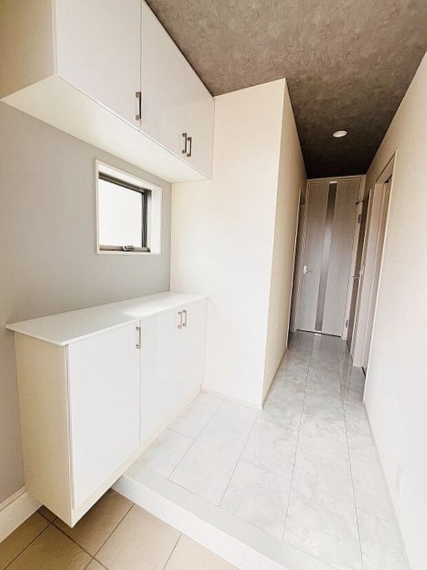 コンパクトながらも、使い勝手の良い玄関スペース。明るいデザインと、収納スペースを効果的に配置することで、使い勝手を最大限に引き出しています。