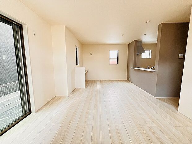 家族の集まるリビングは気持ちの良い自然光が差し込む団欒空間。室内のご見学予約も随時、受付中ですのでお気軽にお問合せください。 