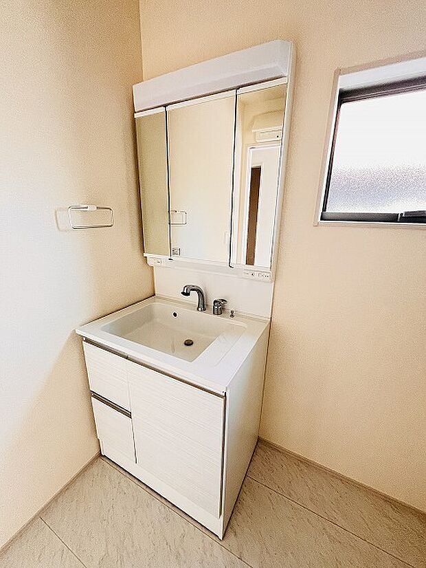 三面鏡に洗面台。 コンセントに照明機能、多機能性を備えた設備です。  