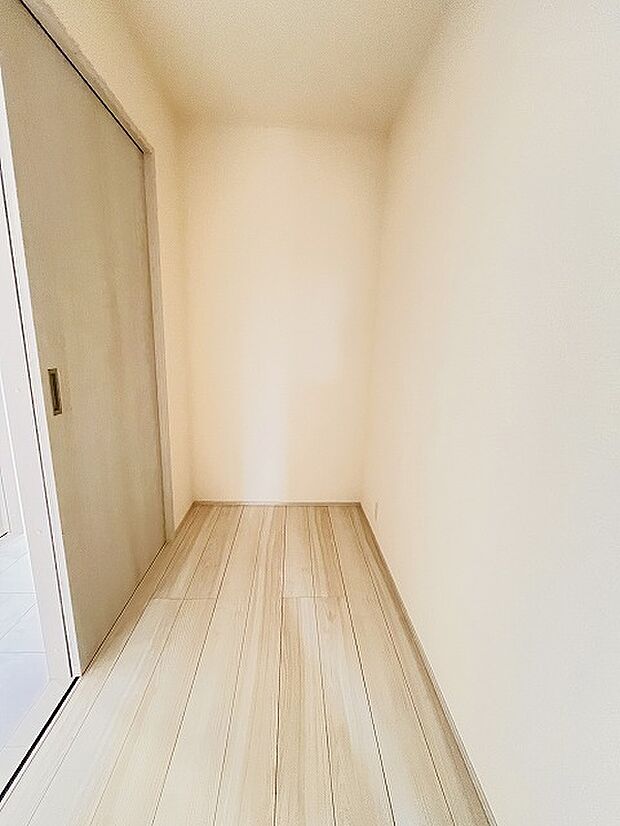 収納スペースがたっぷりと確保されたこの物件では、生活をより快適に送ることができます。