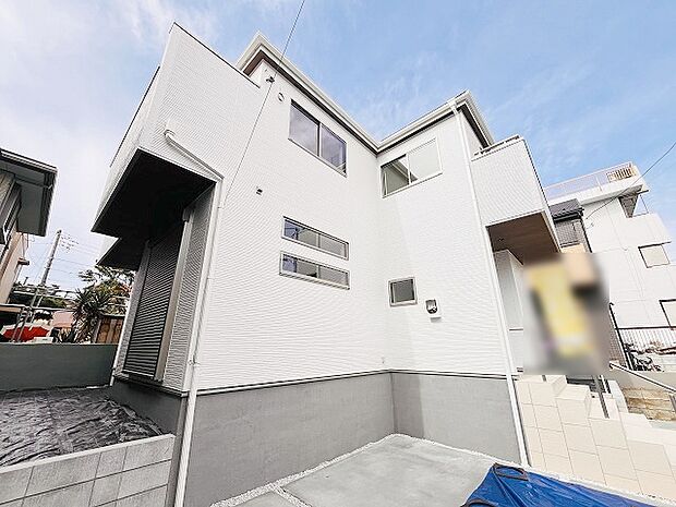 周辺の街並みの中で適度な主張、生活に溶け込むシンプルなデザインの外観が魅力の一戸建です。 