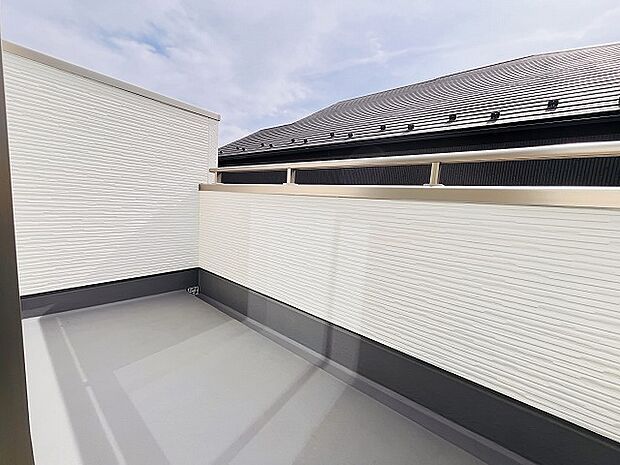 季節の変化や天気の良い日には、バルコニーでの時間が心地よく、気分をリフレッシュさせることができます。 