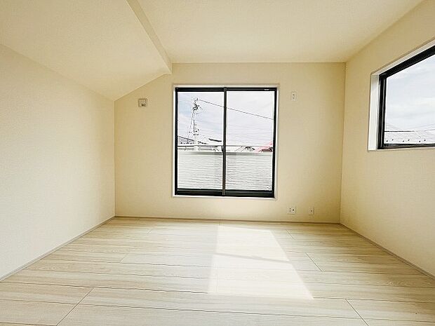 勾配天井の2階のお部屋。この勾配の角度がお洒落な雰囲気を感じさせてくれます。