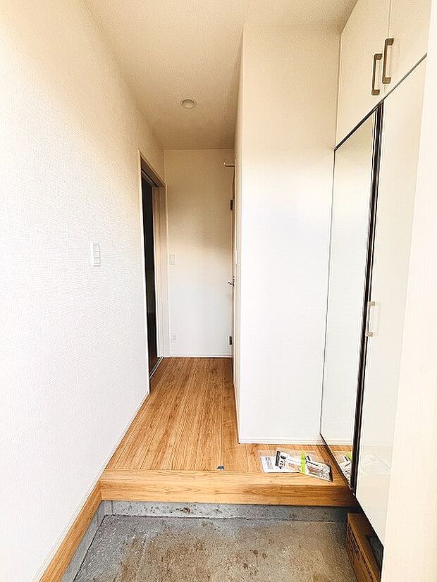 玄関は家の第一印象を左右する重要な場所。ほどよい広さとスタイリッシュな色遣いが印象的です。 