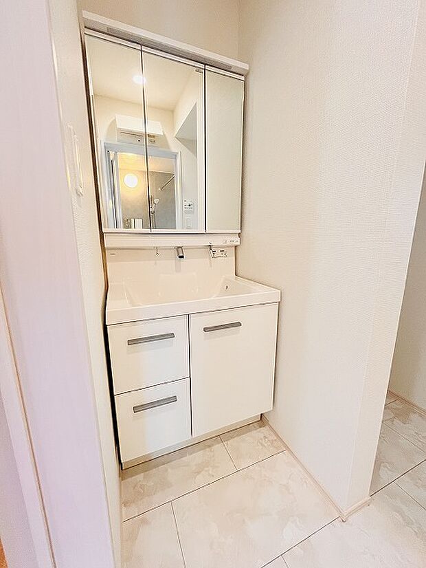 三面鏡に洗面台。 コンセントに照明機能、多機能性を備えた設備です。  