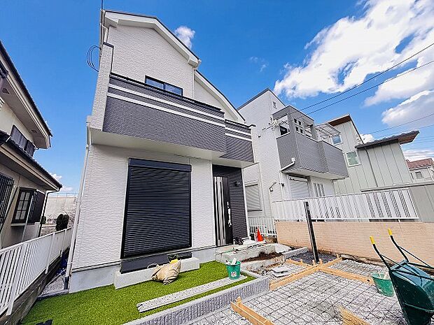 周辺の街並みの中で適度な主張、生活に溶け込むシンプルなデザインの外観が魅力の一戸建です。 