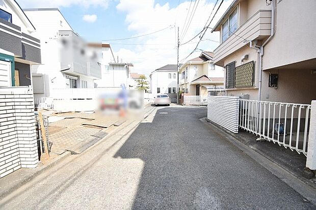 安心して暮らすことのできる住宅街。 住宅地の道路は一般に交通量が少なく車などの騒音が少ないため、住民にとって静かな生活環境が提供されます。