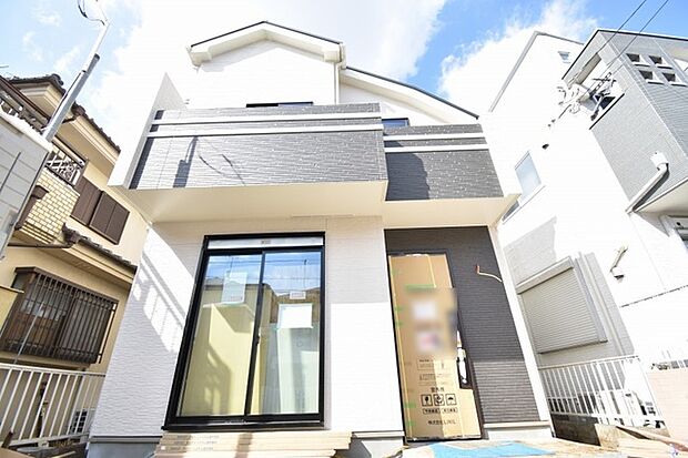 周辺の街並みの中で適度な主張、生活に溶け込むシンプルなデザインの外観が魅力の一戸建です。