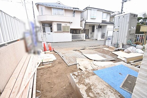 周辺は住宅が建ち並ぶ閑静な住宅街です。