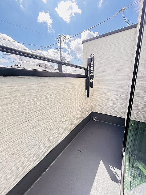 季節の変化や天気の良い日には、バルコニーでの時間が心地よく、気分をリフレッシュさせることができます。 