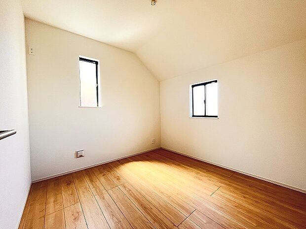 実際に室内をご見学頂くと生活のイメージが広がると思います。家具を置いたイメージや窓からの景色など。周辺で販売に出している物件も一緒にまとめてご見学頂き、比較する事もできます。