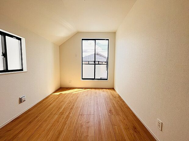 洋室はモダンなデザインと機能性を備え、快適な生活空間に。明るい窓から差し込む自然光が広々とした空間をさらに明るく開放的に感じさせます。  