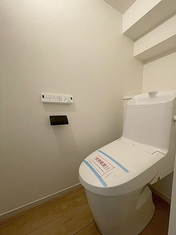 階段下を有効活用したトイレスペース。 便座はもちろんウォシュレット。