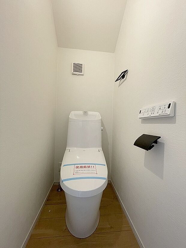 トイレにはウォシュレット機能を標準装備。