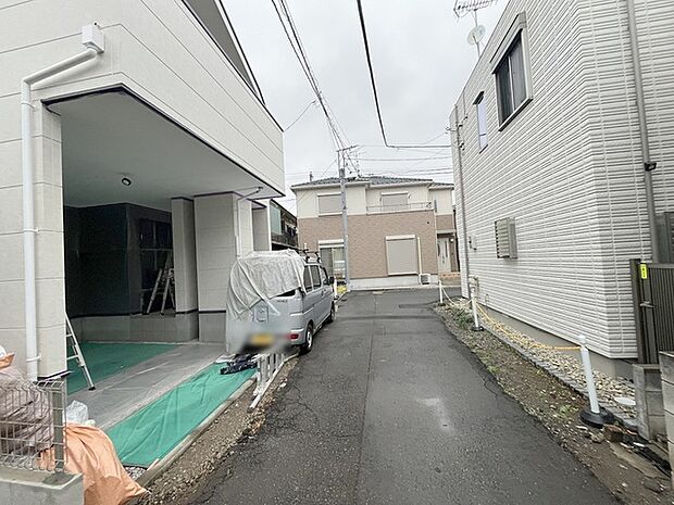 安心して暮らすことのできる住宅街。　住宅地の道路は一般に交通量が少なく車などの騒音が少ないため、住民にとって静かな生活環境が提供されます。 