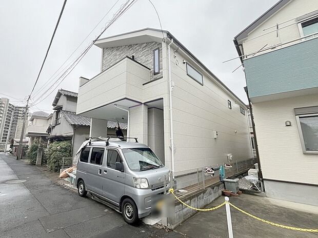 周辺の街並みの中で適度な主張、生活に溶け込むシンプルなデザインの外観が魅力の一戸建です。 