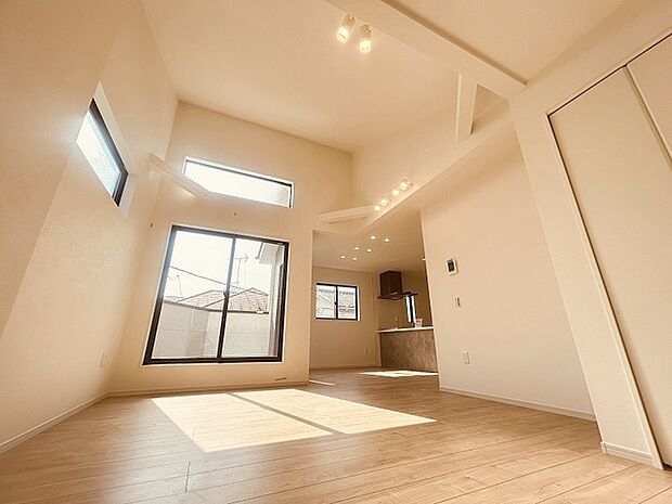 家族の集まるリビングは気持ちの良い自然光が差し込む団欒空間。室内のご見学予約も随時、受付中ですのでお気軽にお問合せください。