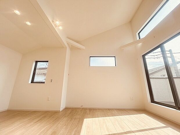 家族が一番集まる場所だから広々としつつも素敵な空間であって欲しい。みんながくつろぐリビングからキッチンまでが一つの空間のように繋がる間取り。