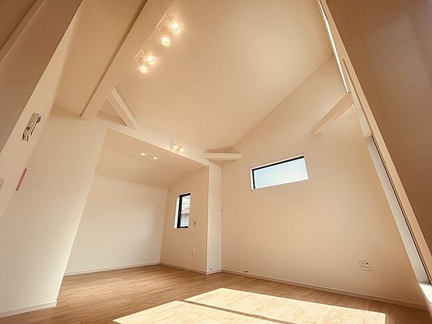 吹抜けの空間を意識した開放感のあるリビング。