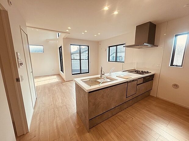 カウンターキッチンならではの開放的な見通し、全体が見渡せることでご家族の団欒スペースもより明るく笑顔が溢れる空間となります。