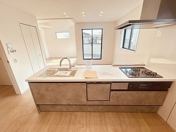 お料理をしながらリビングの家族やゲストとの会話が楽しめるカウンタータイプのキッチン。毎日のお料理を楽しく快適に。 