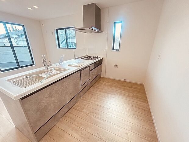 キッチンコンロスペースの近くには、空気の入れ替えが可能な開口部を設置！！ お料理をする際には、換気扇を回しながら匂いが籠らない様に開放してお料理もお楽しみ頂けます。 